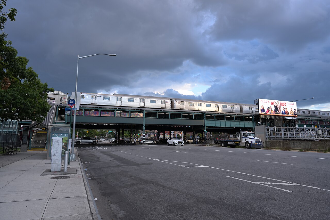 Astoria Boulevard subway station viewed from Hoyt Avenue
