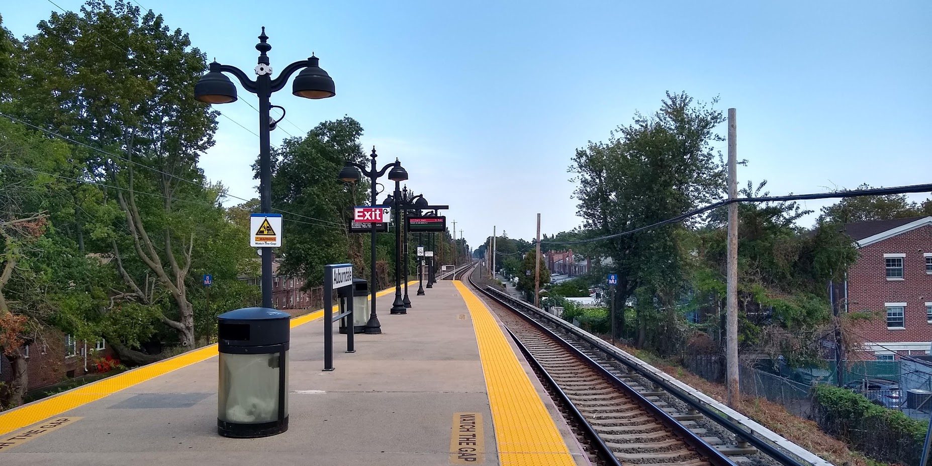 Auburndale LIRR station looking east in Auburndale, Queens